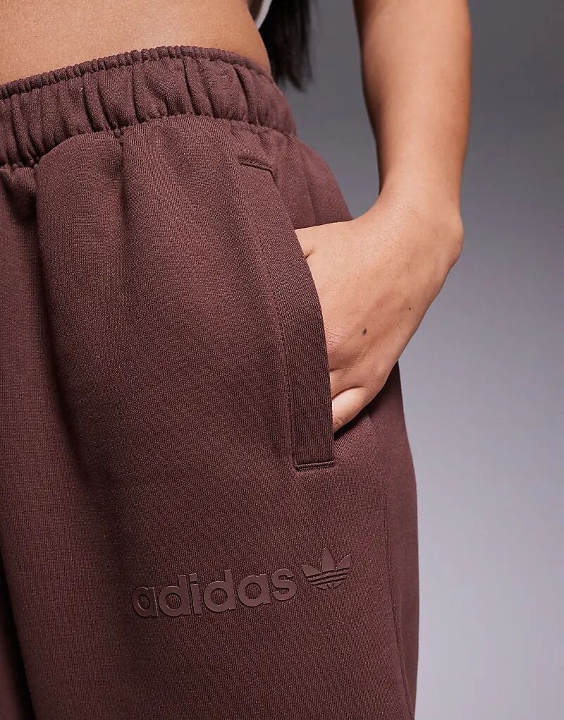 Коричневые спортивные брюки Adidas Originals с линейным логотипом — фото 3