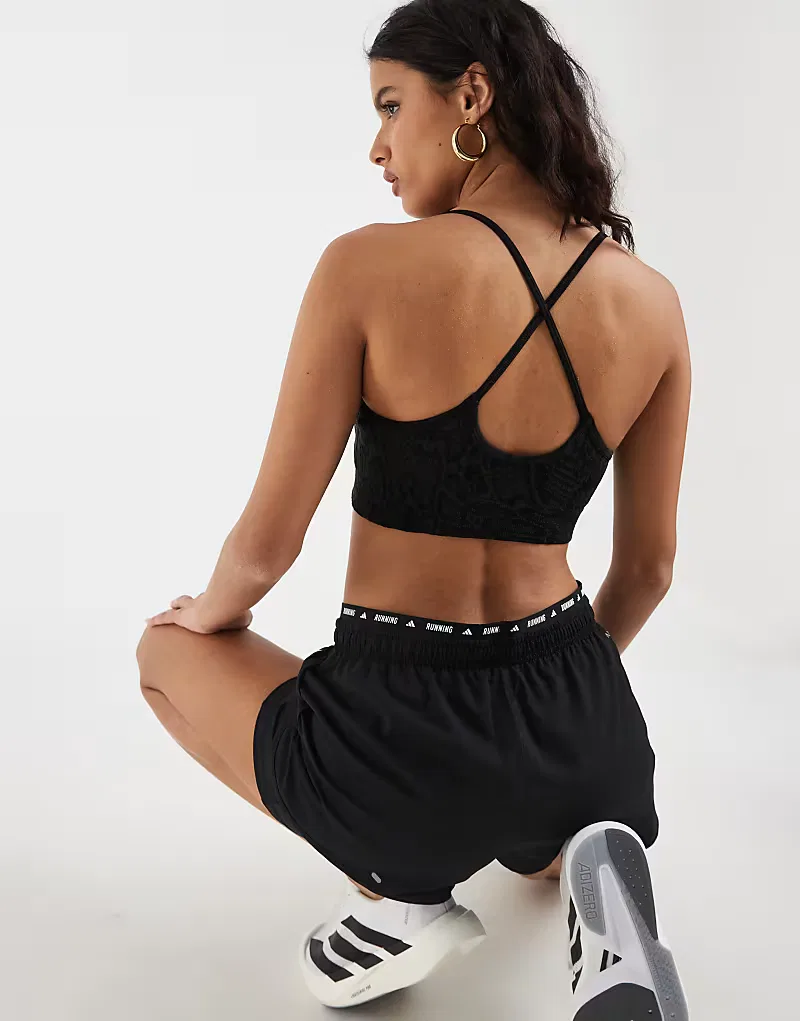 Вязаный спортивный бюстгальтер Adidas Training с легкой поддержкой, серый, с принтом под змеиную кожу — фото 4
