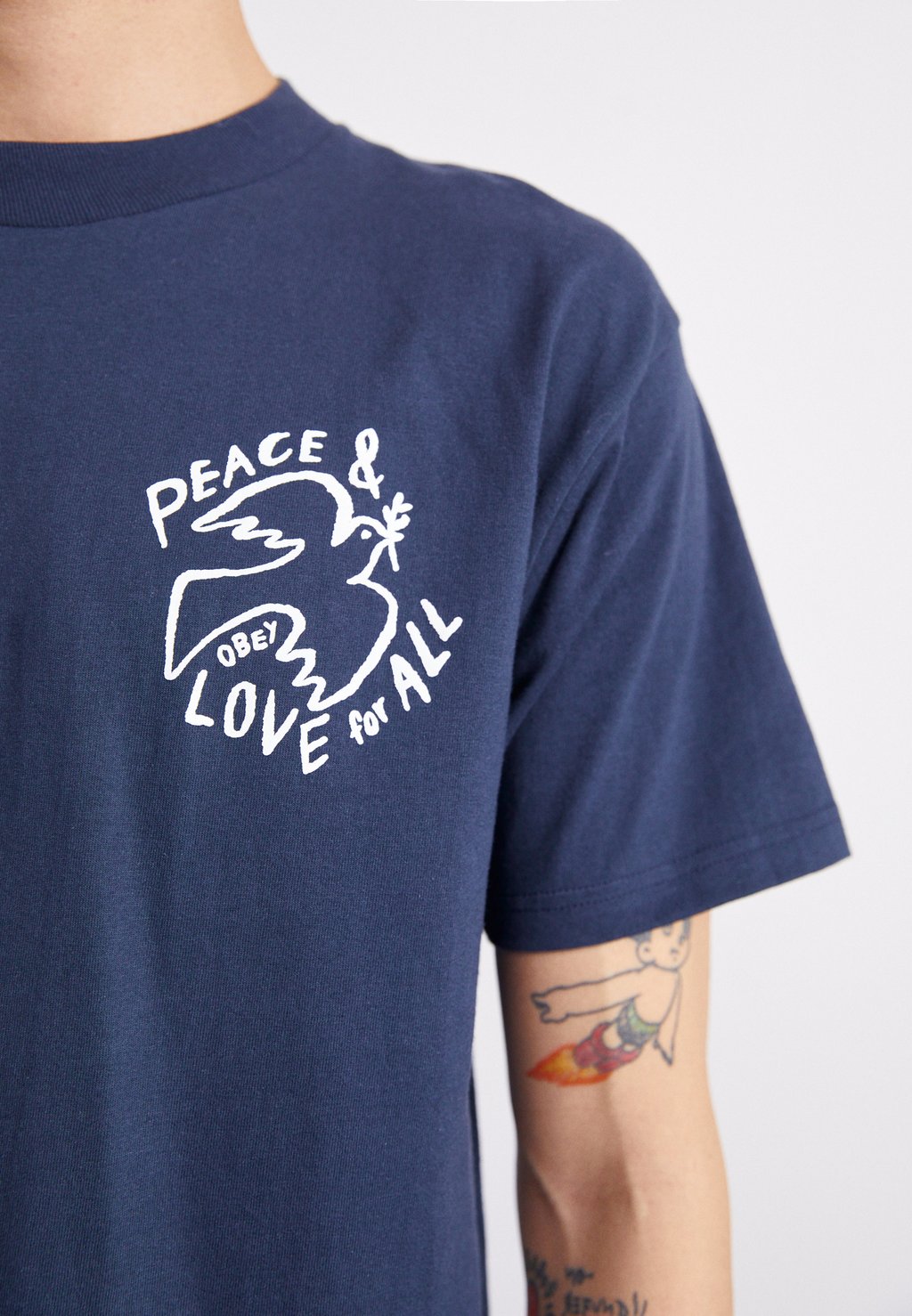 

Футболка с принтом PEACE LOVE FOR ALL Obey Clothing, темно-синий