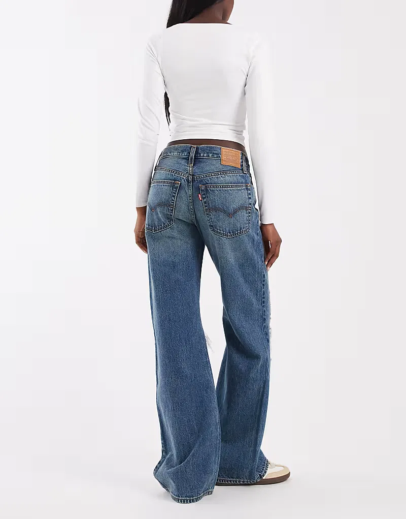 Свободные джинсы-клеш Levi's с потертостями, средне-синий — фото 3