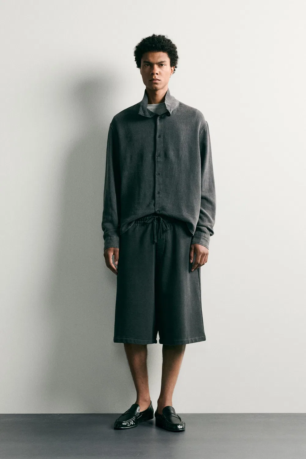 Рубашка свободного кроя с эффектом винтажной стирки. ZARA, Anthracite grey