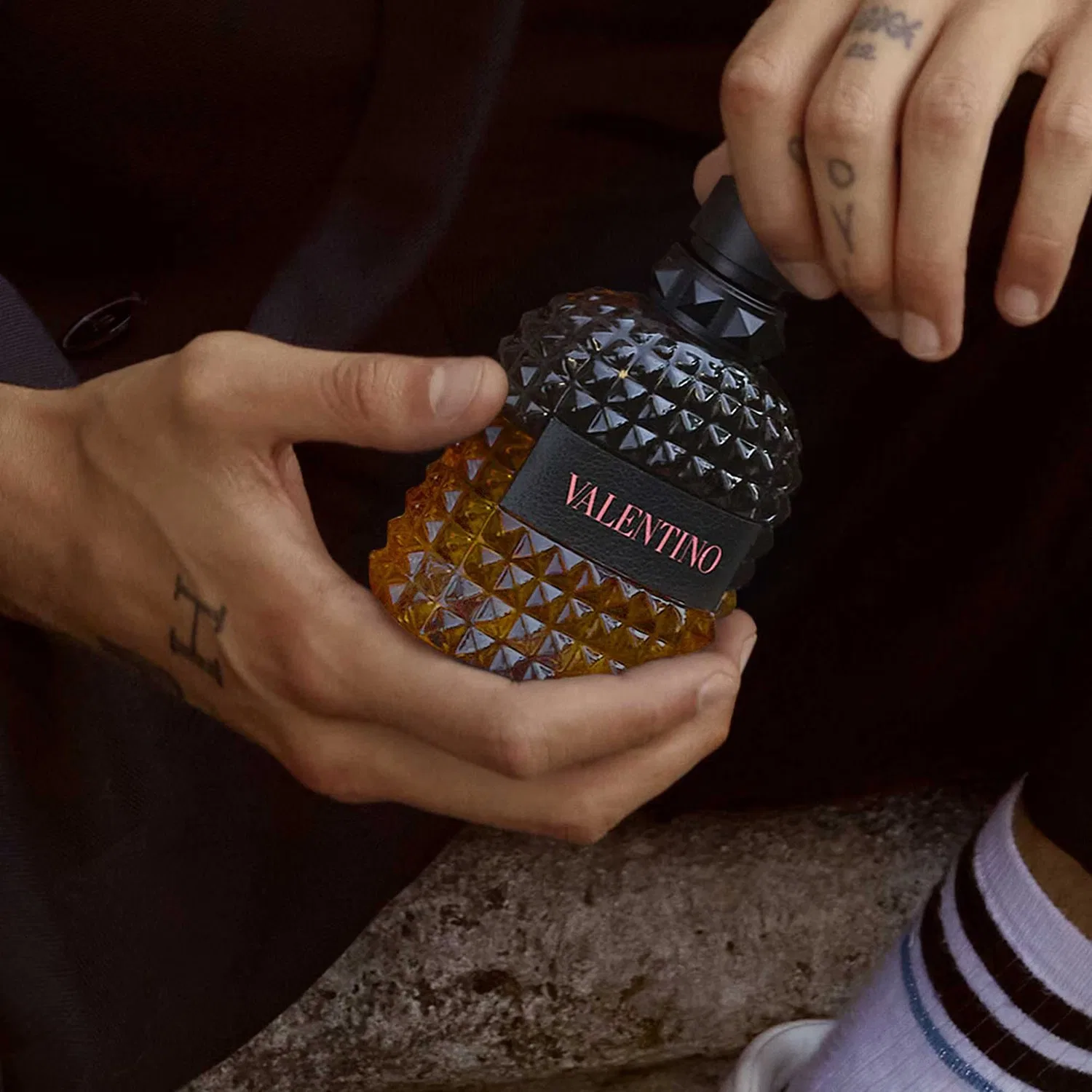 Туалетная вода 50 мл с янтарным ароматом VALENTINO Born in Roma Uomo Coral Fantasy — фото 4