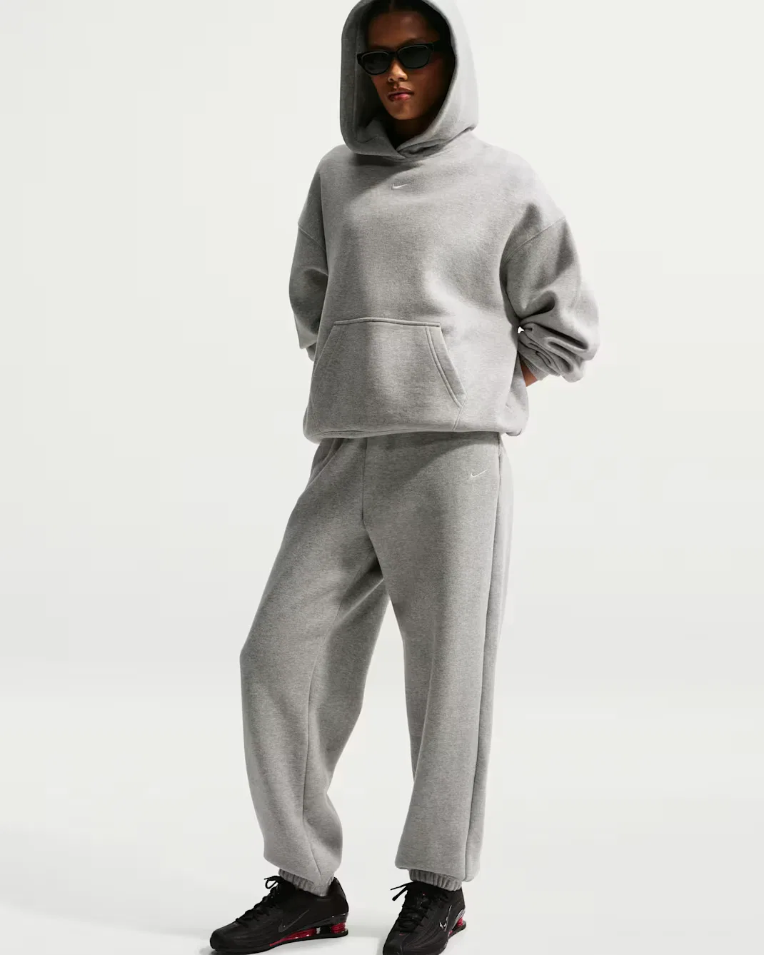 Женские брюки с высокой посадкой, свободного кроя и манжетами Nike Studio Fleece Medium Weight, Dark Grey Heather/Sail — фото 4