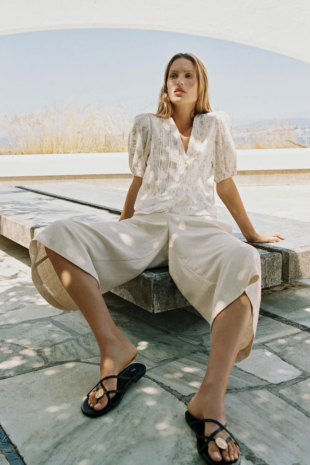 Длинные бермудские шорты из смеси льна с кружевной отделкой. ZARA, Ecru