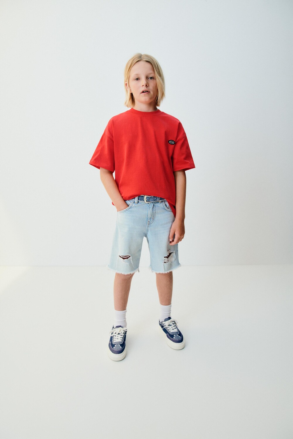 

Шорты-бермуды из разрывного денима ZARA, средне-синий