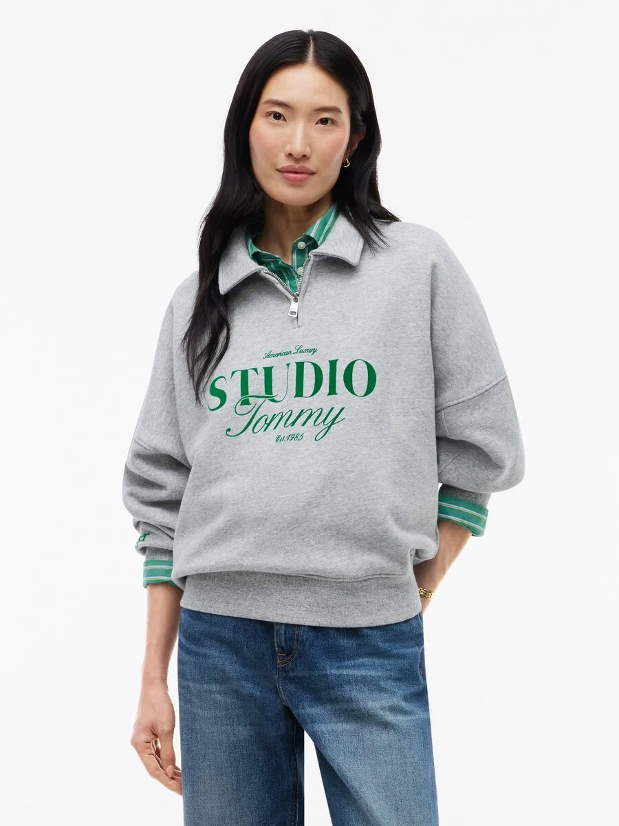 Толстовка TOMMY HILFIGER 'STUDIO TOMMY' серого цвета — фото 2