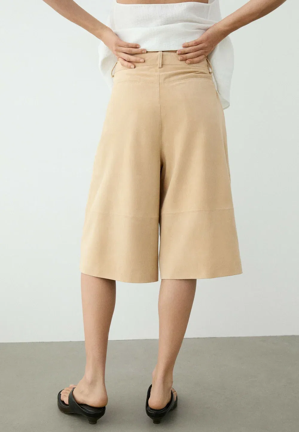 Длинные замшевые кожаные шорты-бермуды - кожаные брюки Massimo Dutti, Beige — фото 3