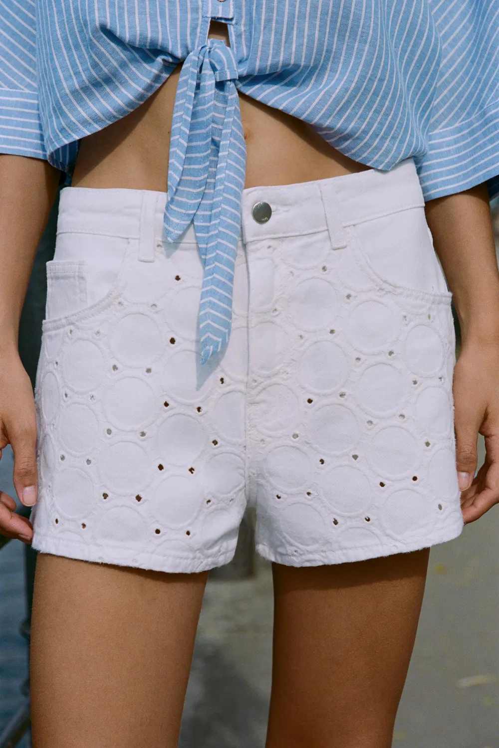 Z1975 Шорты средней посадки с перфорацией и вышивкой ZARA, ecru-white — фото 3