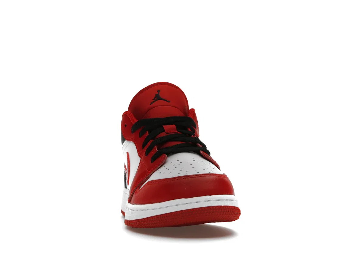 Детские кроссовки для мальчиков с кожаным верхом Jordan 1 Low Bulls Jordan, White/Black-Red — фото 2