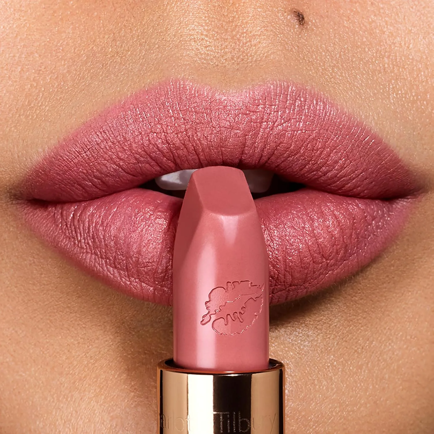 Помада Charlotte Tilbury Hot Lips - увлажняющая, стойкая помада с экстрактами орхидеи и антиоксидантами - сатиновое покрытие, которое можно наслаивать, для визуального увеличения объема губ., Kidman's Kiss - rose petal pink — фото 2