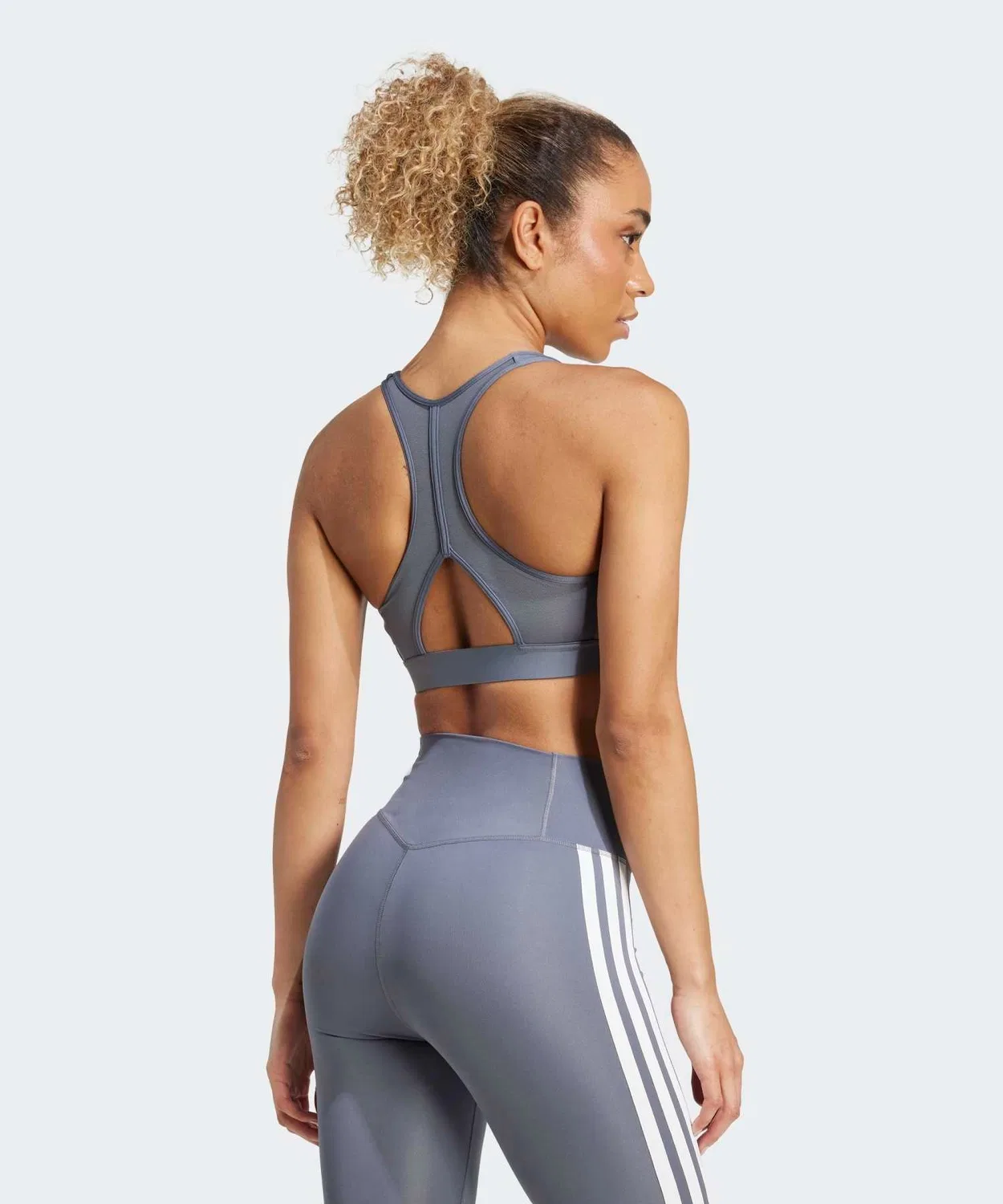 Женский спортивный бюстгальтер средней поддержки с принтом Power React Essential Three Stripes Adidas, Серый — фото 2