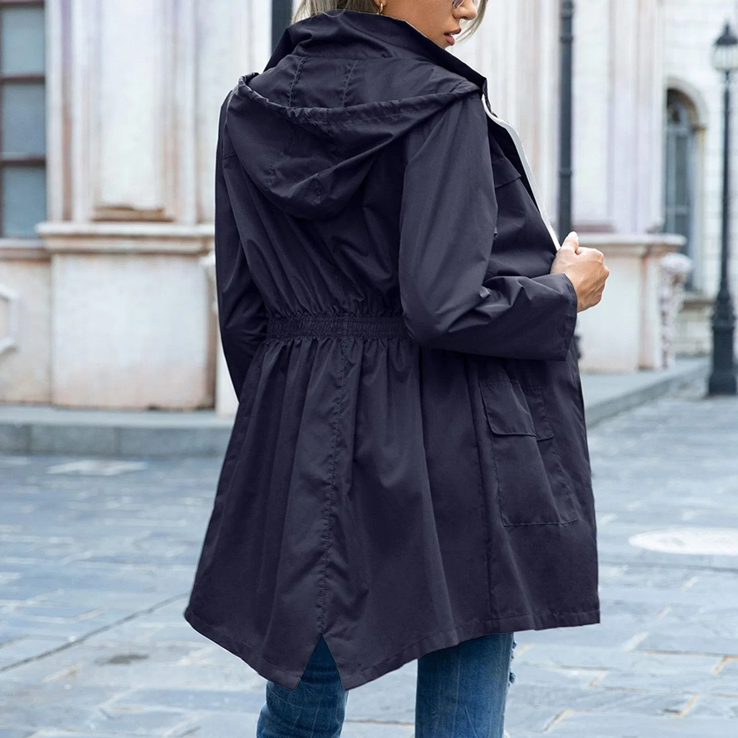 Женский легкий дождевик с капюшоном и кулиской на талии, Blu navy — фото 2