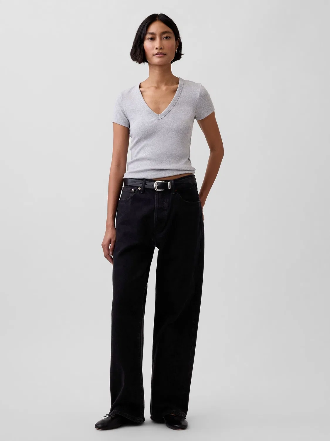 Серая короткая футболка Gap Modern с v-образным вырезом — фото 3