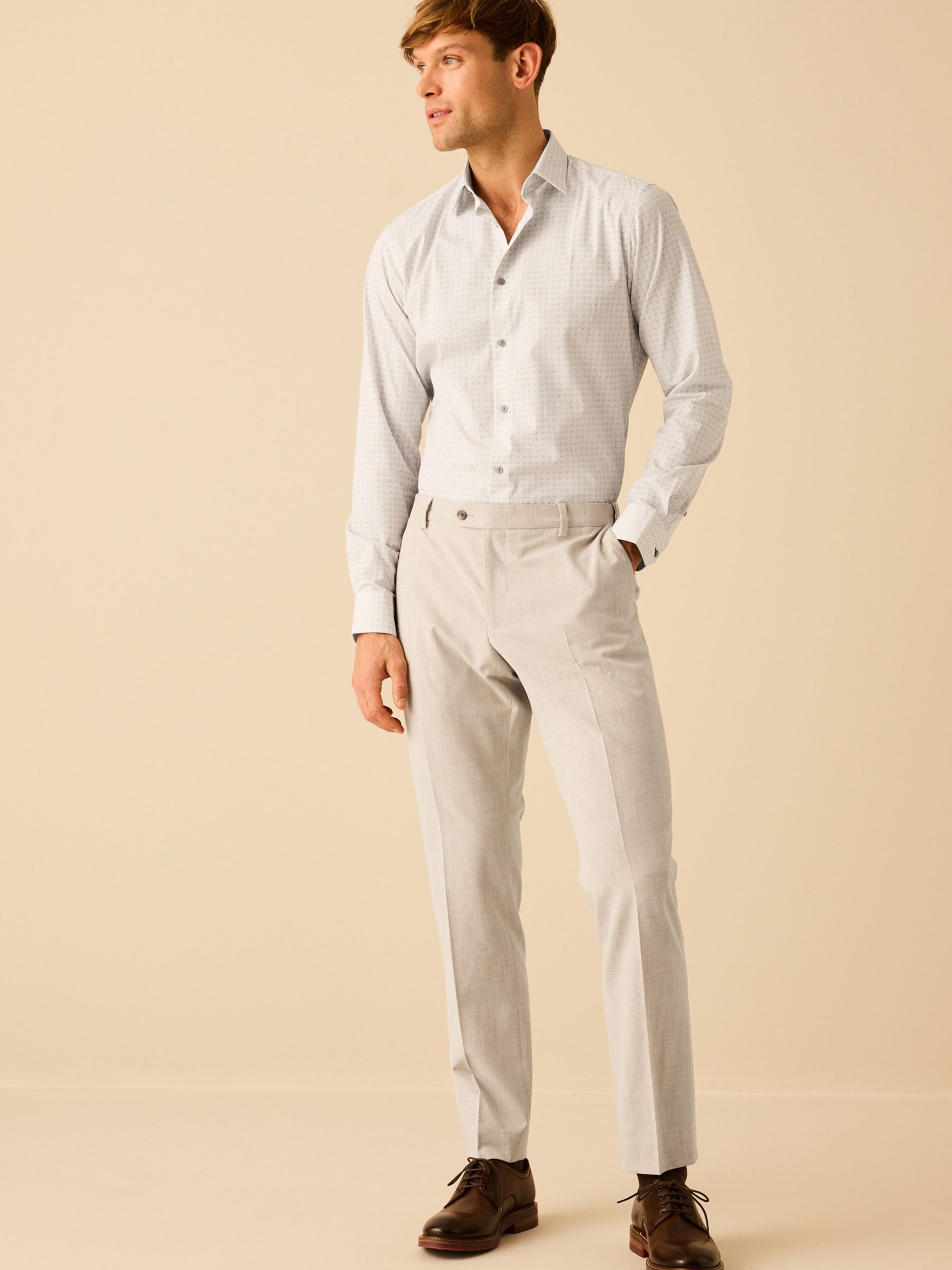 Next Брюки Slim fit Pleated 'Motion Flex' в цвете Stone — фото 4