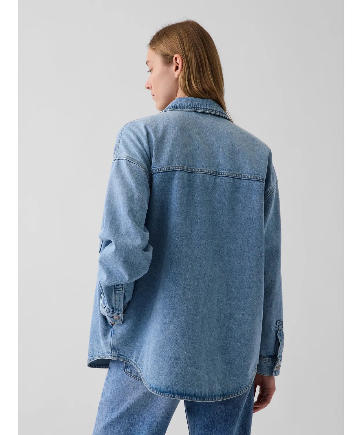 Женская джинсовая куртка-рубашка оверсайз с длинным рукавомGAP, Light Indigo Blue — фото 3