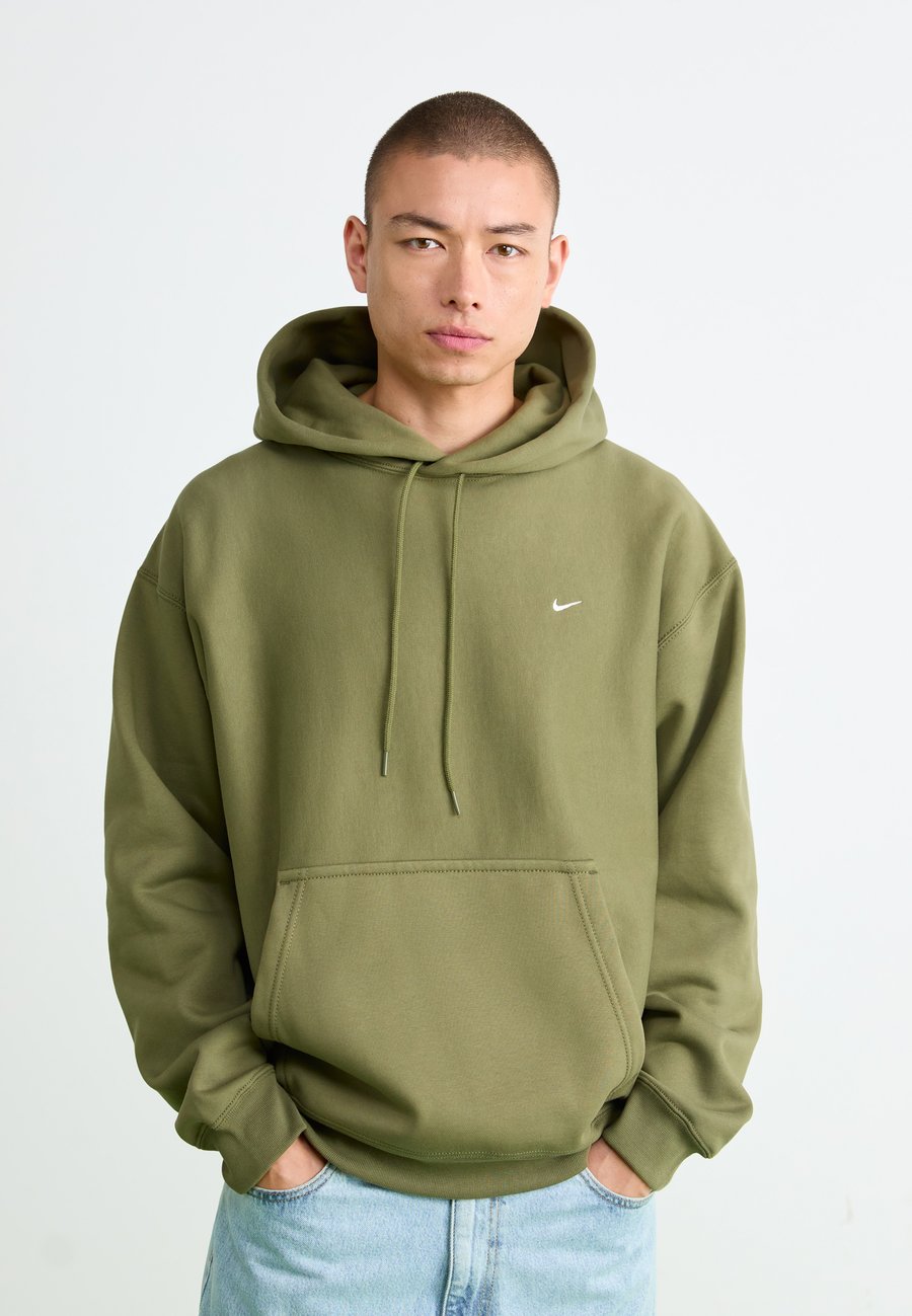 

Толстовка Nike Sportswear SOLO HOODIE, Medium Olive/White/Olive