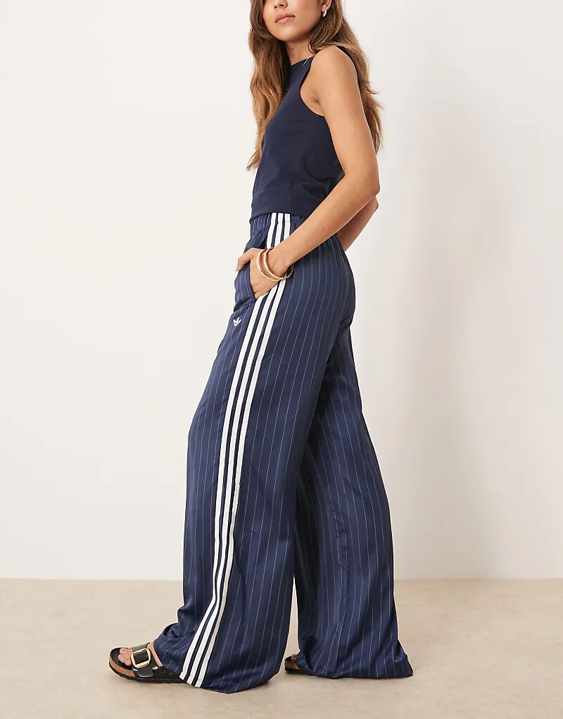 

Широкие атласные брюки-джоггеры adidas Originals в тонкую тёмно-синюю полоску