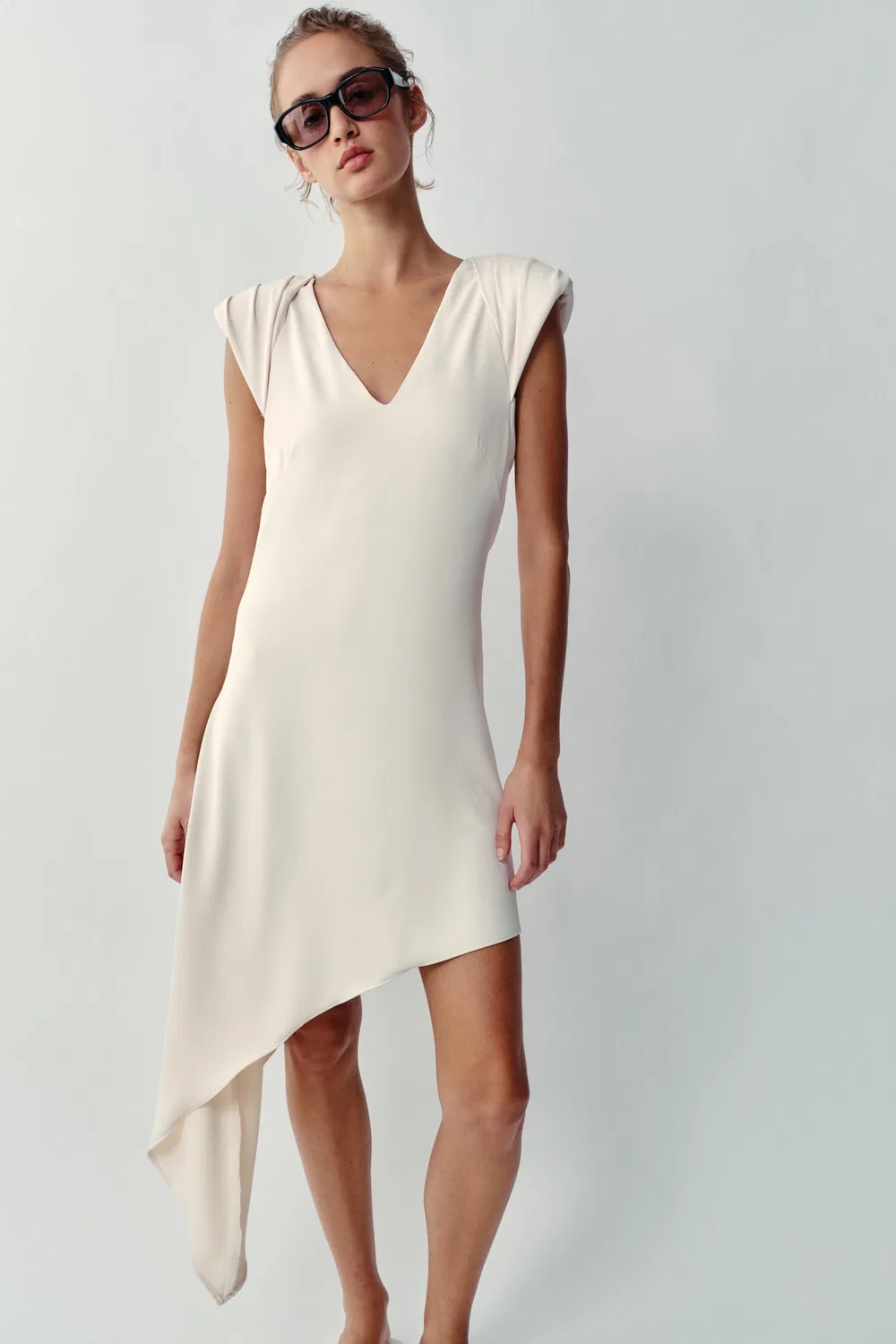 Асимметричное короткое платье с подплечниками ZARA, Ecru — фото 2