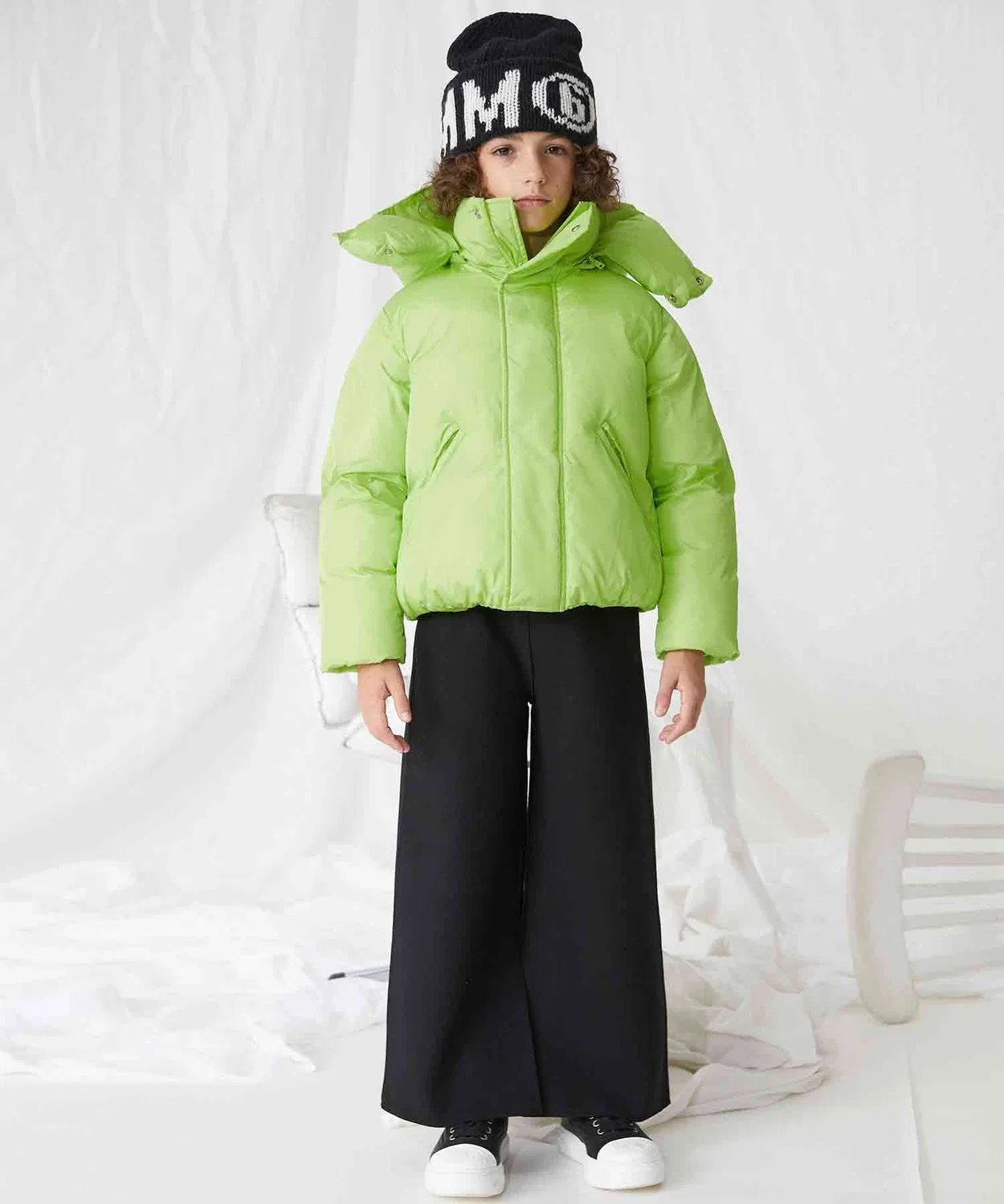 Детский пуховик с капюшоном и принтом MM6 Maison Margiela, белый — фото 2