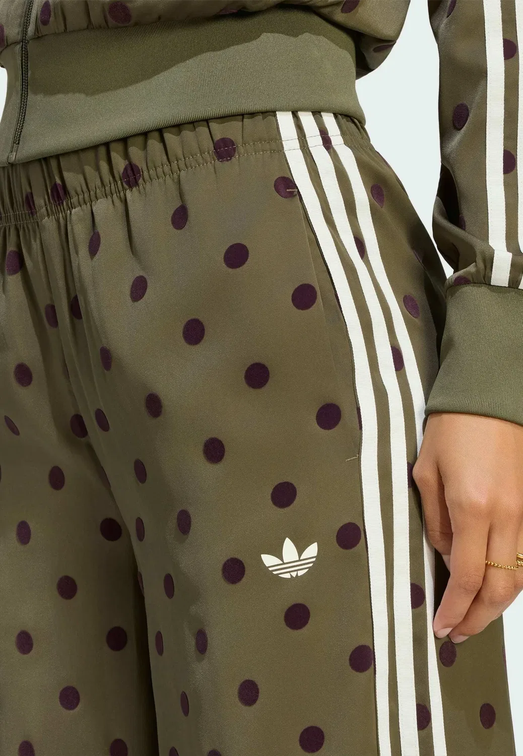 Брюки с широкими штанинами из атласа в горошек Adidas Originals, Olive Strata — фото 3