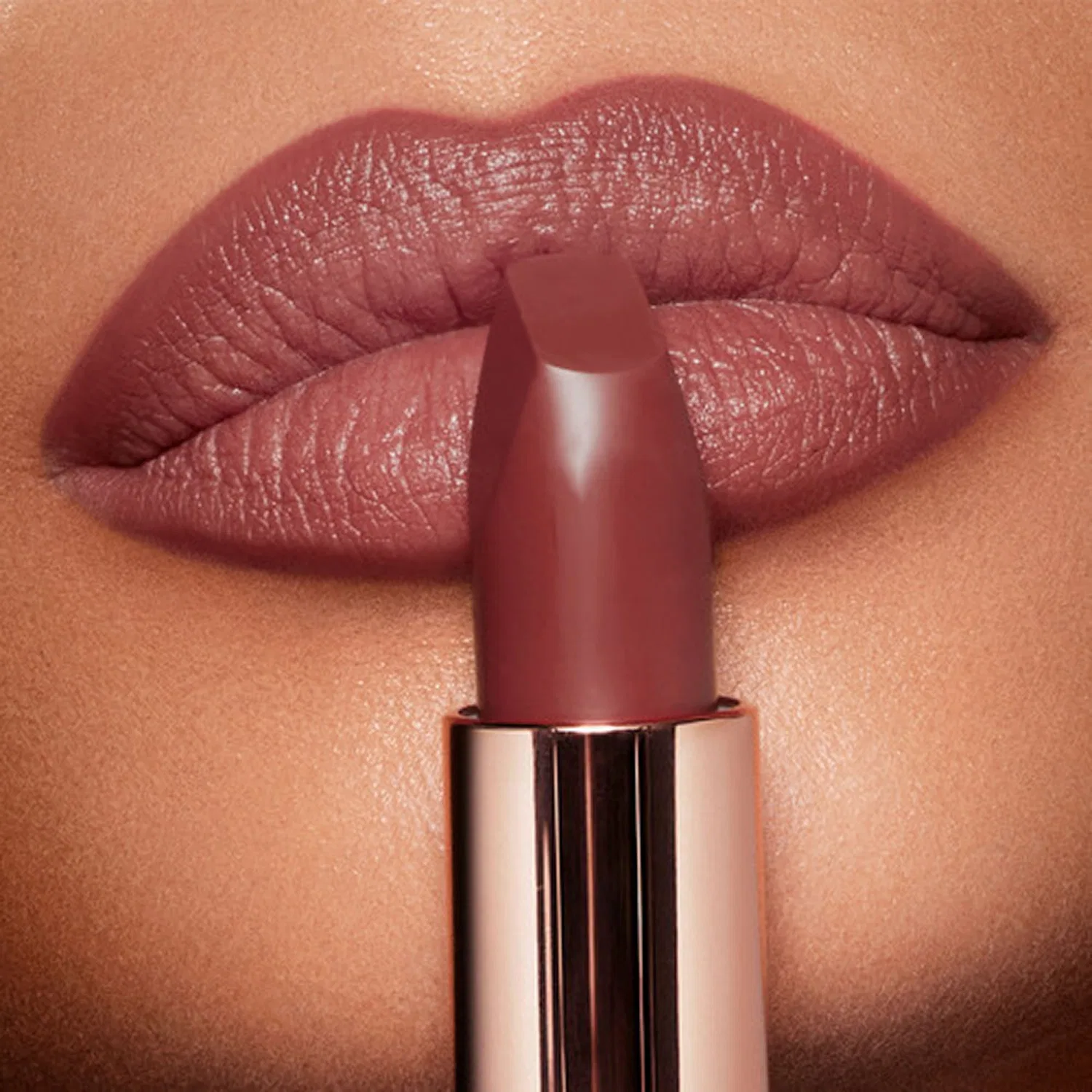 Помада матовая Charlotte Tilbury Matte Revolution, Pillow Talk Medium — фото 2
