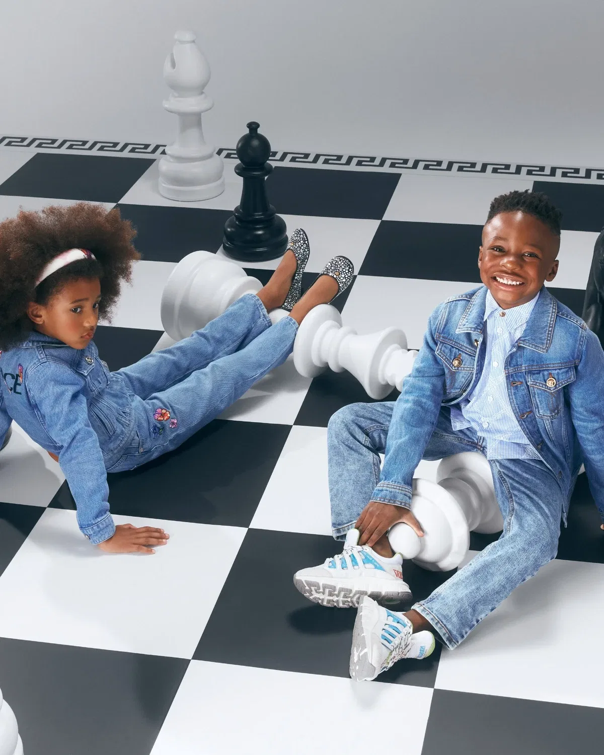 Джинсы-дудочки с вышивкой Blossom Versace Kids, синий — фото 4
