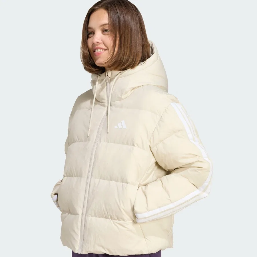Пуховик с капюшоном Essentials Climawarm 3-Stripes adidas, Бежевый — фото 4