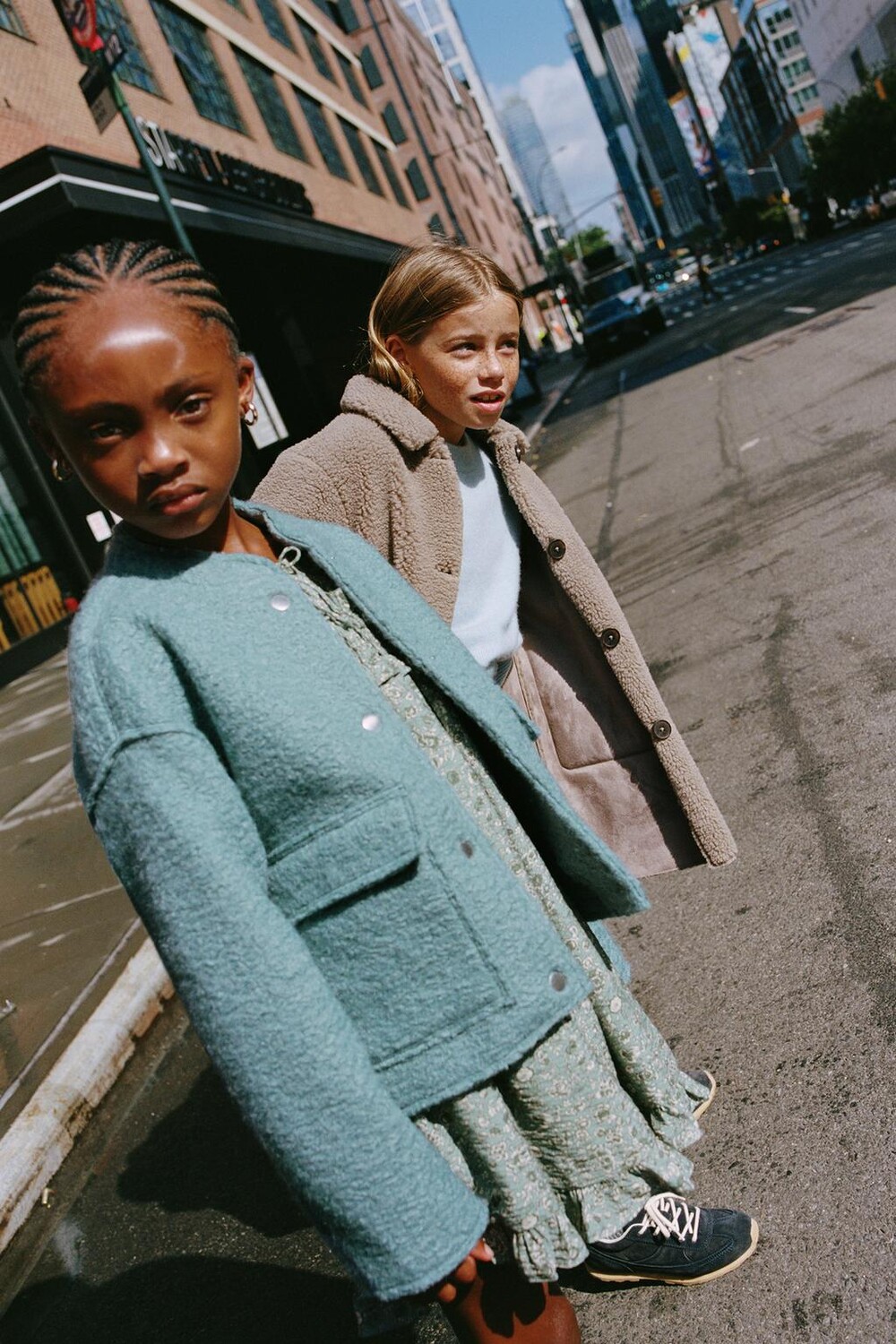 

Двухстороннее пальто из искусственной овчины ZARA, коричневый/серо-бежевый