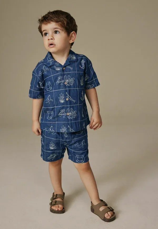 Комплект из рубашки и шорт с принтом Regular fit short sleeve revere collar shirt & shorts set Next