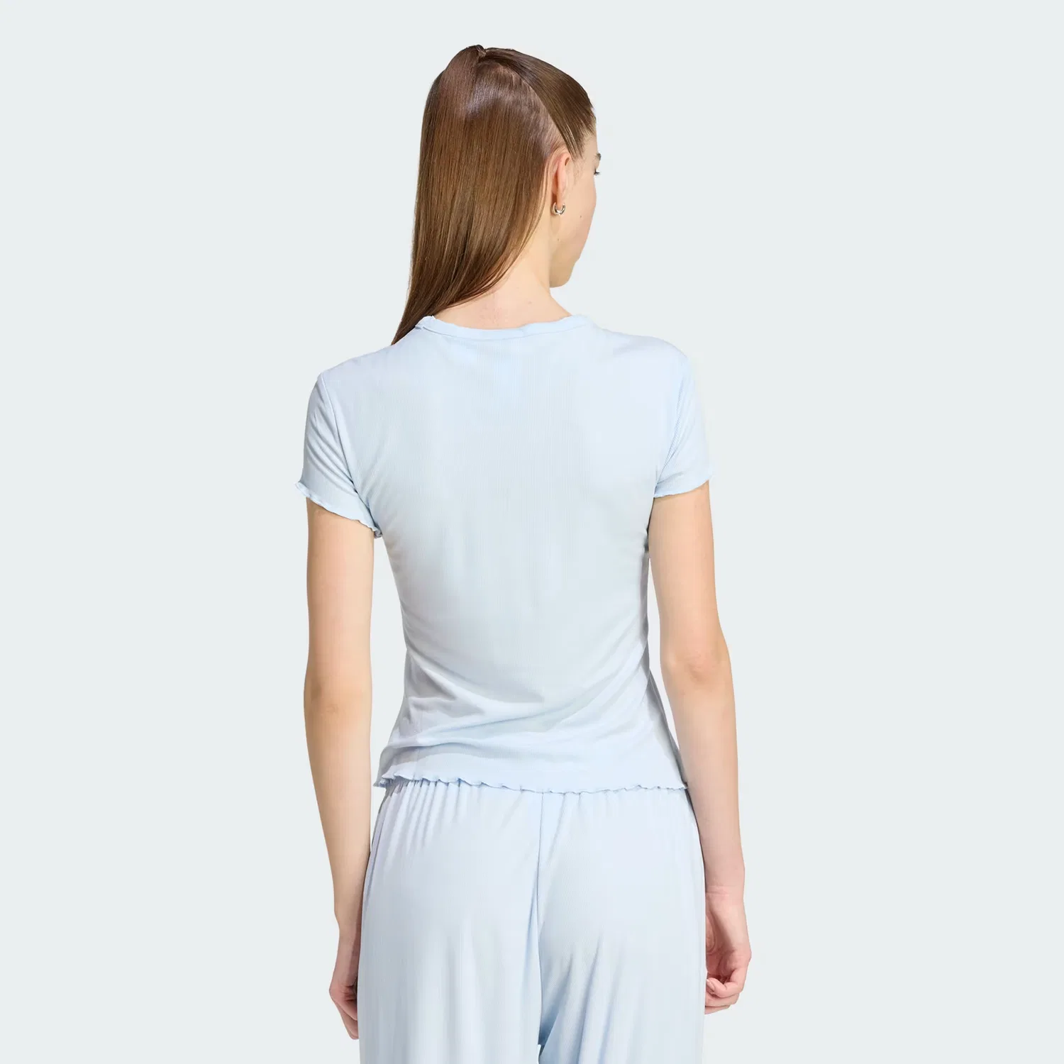 Женская футболка с фигурным краем Essentials Scalloped Edge Baby Tee Adidas Originals, небесно-голубой — фото 2