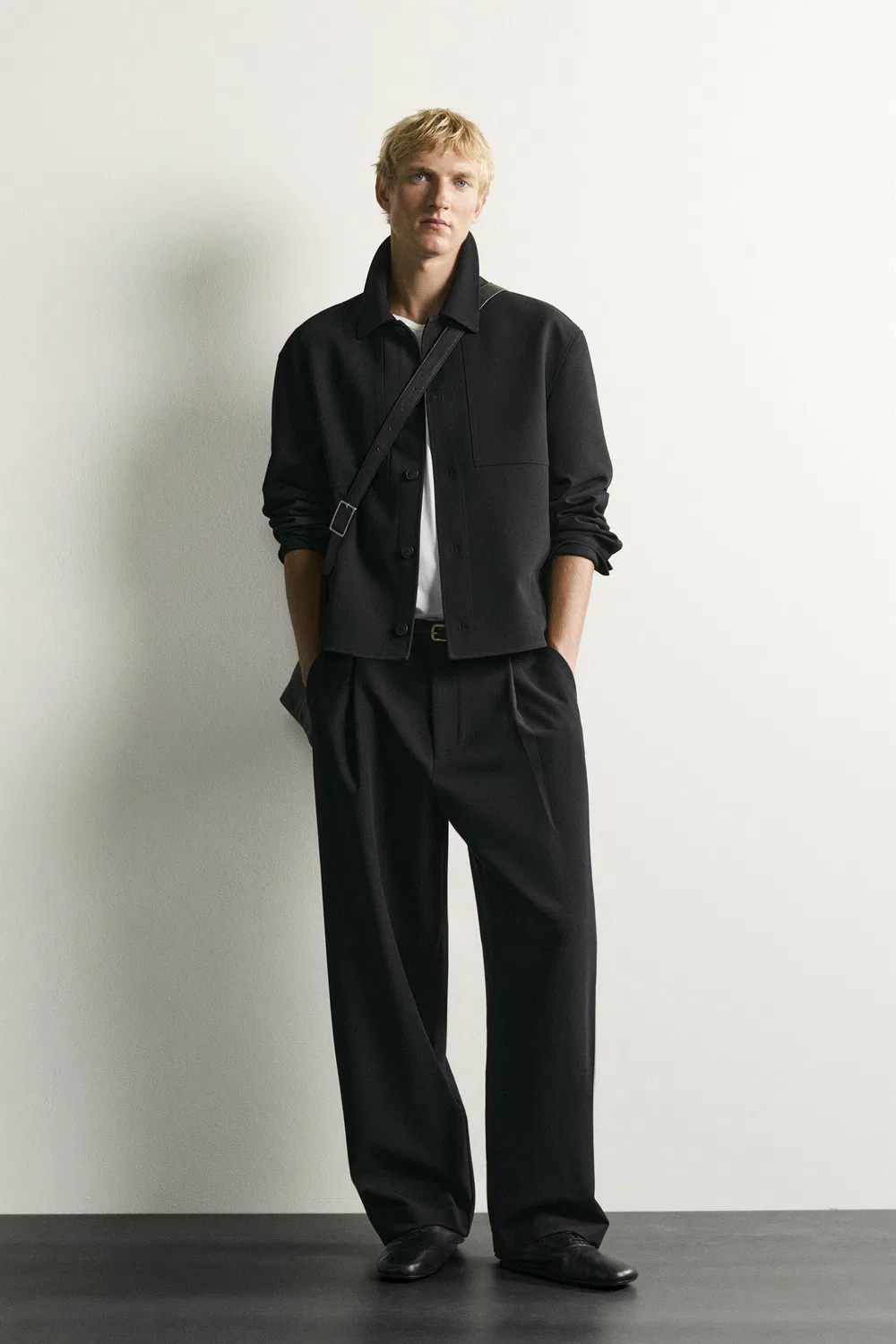 Брюки свободного кроя с декоративными складками ZARA, Schwarz