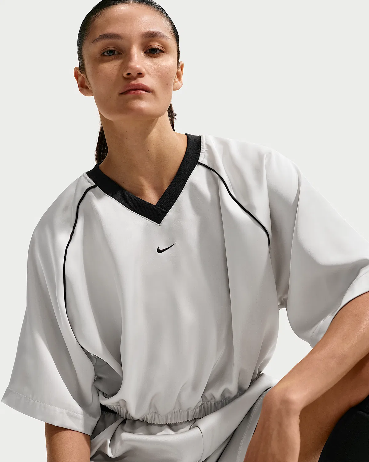 Женский оверсайз сатиновый топ Nike Sportswear, Light Bone/Black