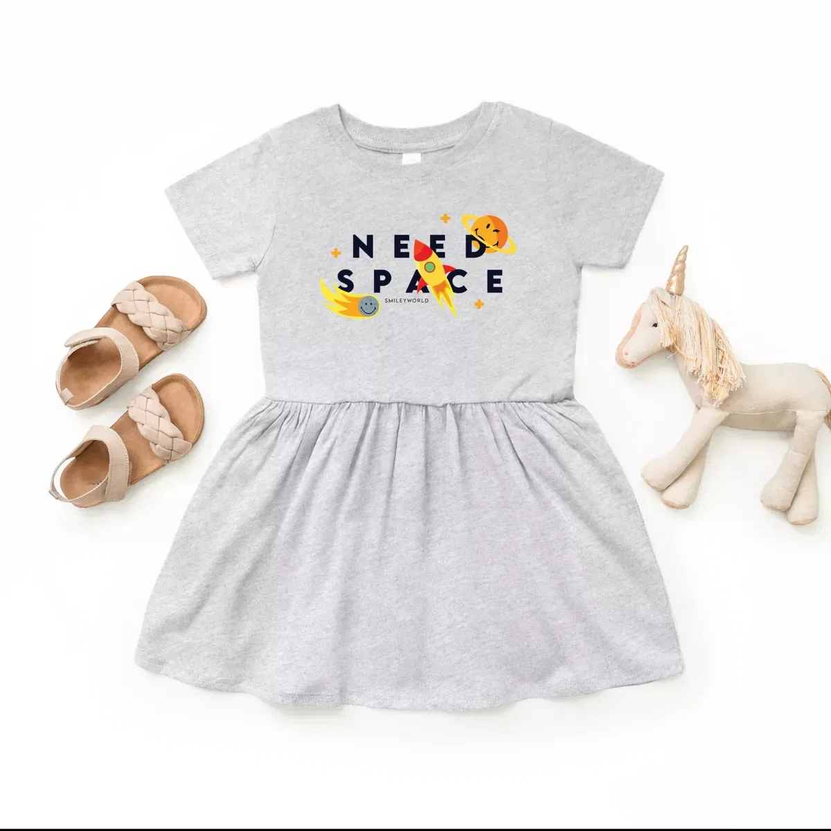 Детское платье для девочек с принтом SmileyWorld Need Space The Juniper Shop, Heather Grey — фото 3