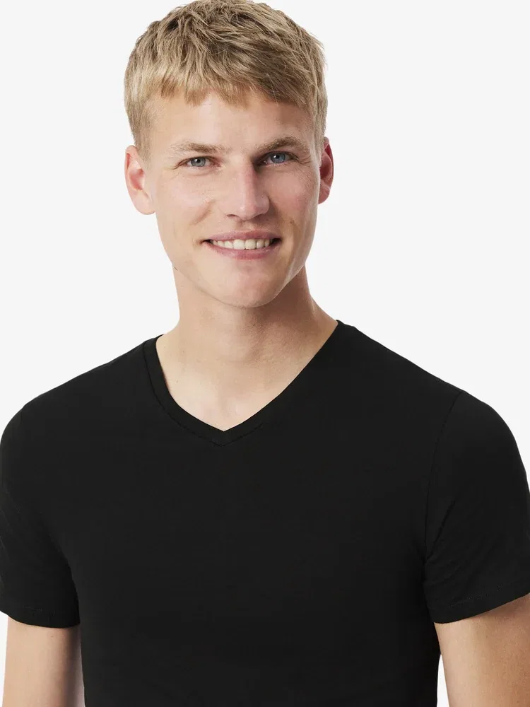 Комплект футболок Lacoste Slim Fit Short Sleeve V-Neck, 3 предмета, черный — фото 3