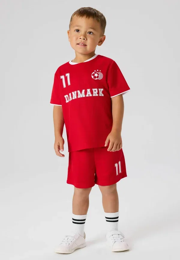 Спортивный костюм из полиэстера Shorts-set football unisex Name It, True Red, красный