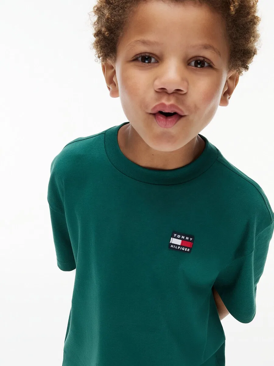Футболка TOMMY HILFIGER 'Essential', еловый — фото 4