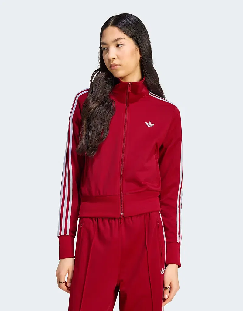Классическая спортивная куртка Adidas Originals Firebird в красно-белом цвете, символизирующем победу команды
