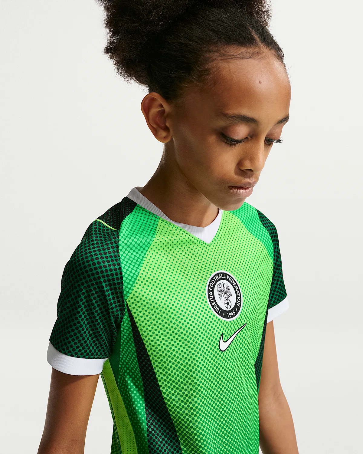 Большие детские футболка Nike Dri-FIT с коротким рукавом Нигерия 2026 Стадиум Хоум, Pine Green/Electric Green/White — фото 2