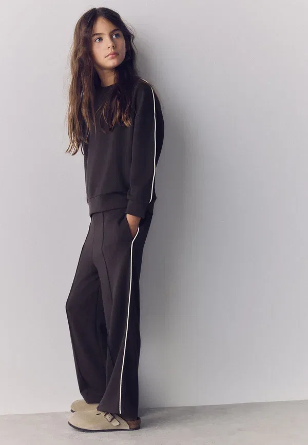 Спортивный костюм из джерси, модель Regular fit crew and wide leg joggers set, The Set, chocolate brown, коричневый/шоколадный — фото 4