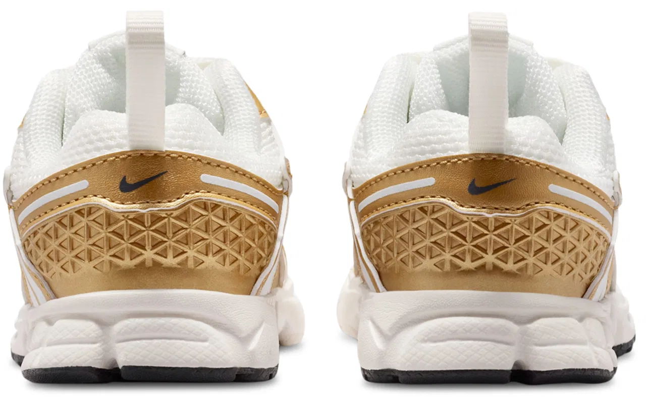 Кроссовки для девочек Vomero 5 Lace Nike, цвет Sail/Metallic Gold/Anthracite — фото 3