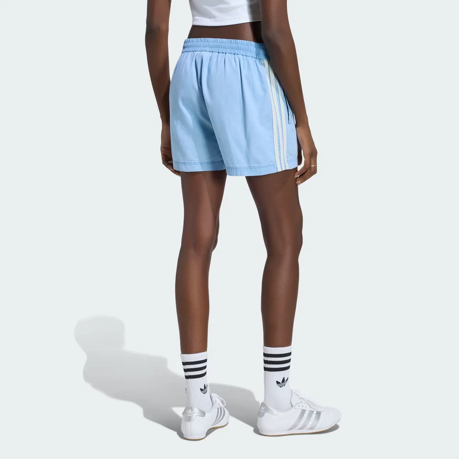 Женские джинсовые шорты с эластичным поясом Summer Glow Adidas Originals, светлый деним — фото 2