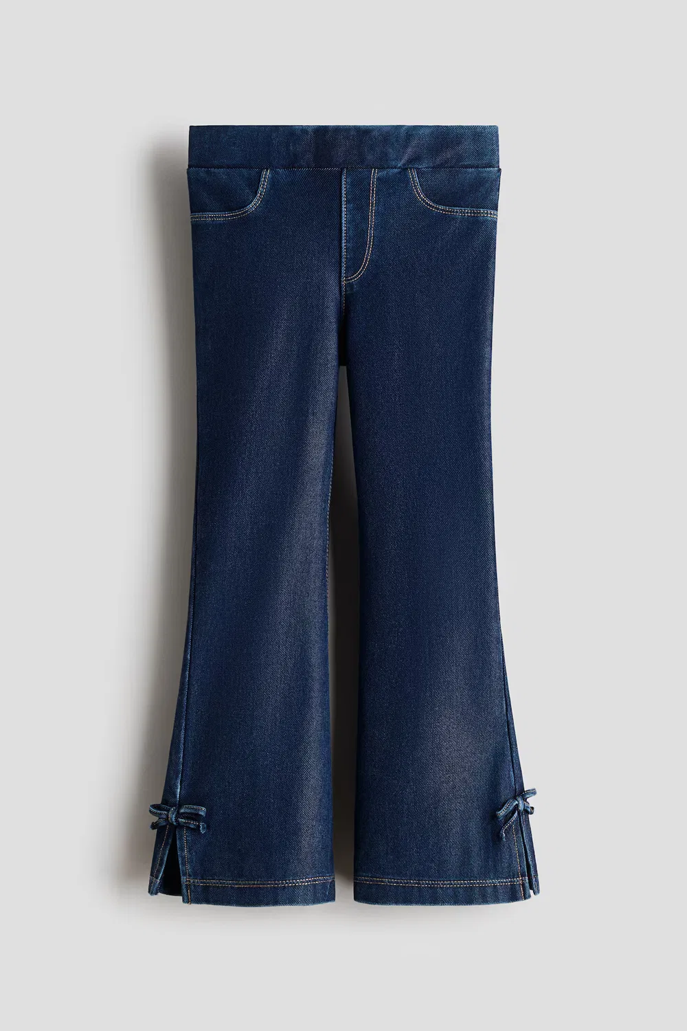 Демонстрация джеггинсов в джинсовом стиле H&M, Dunkles Denimblau