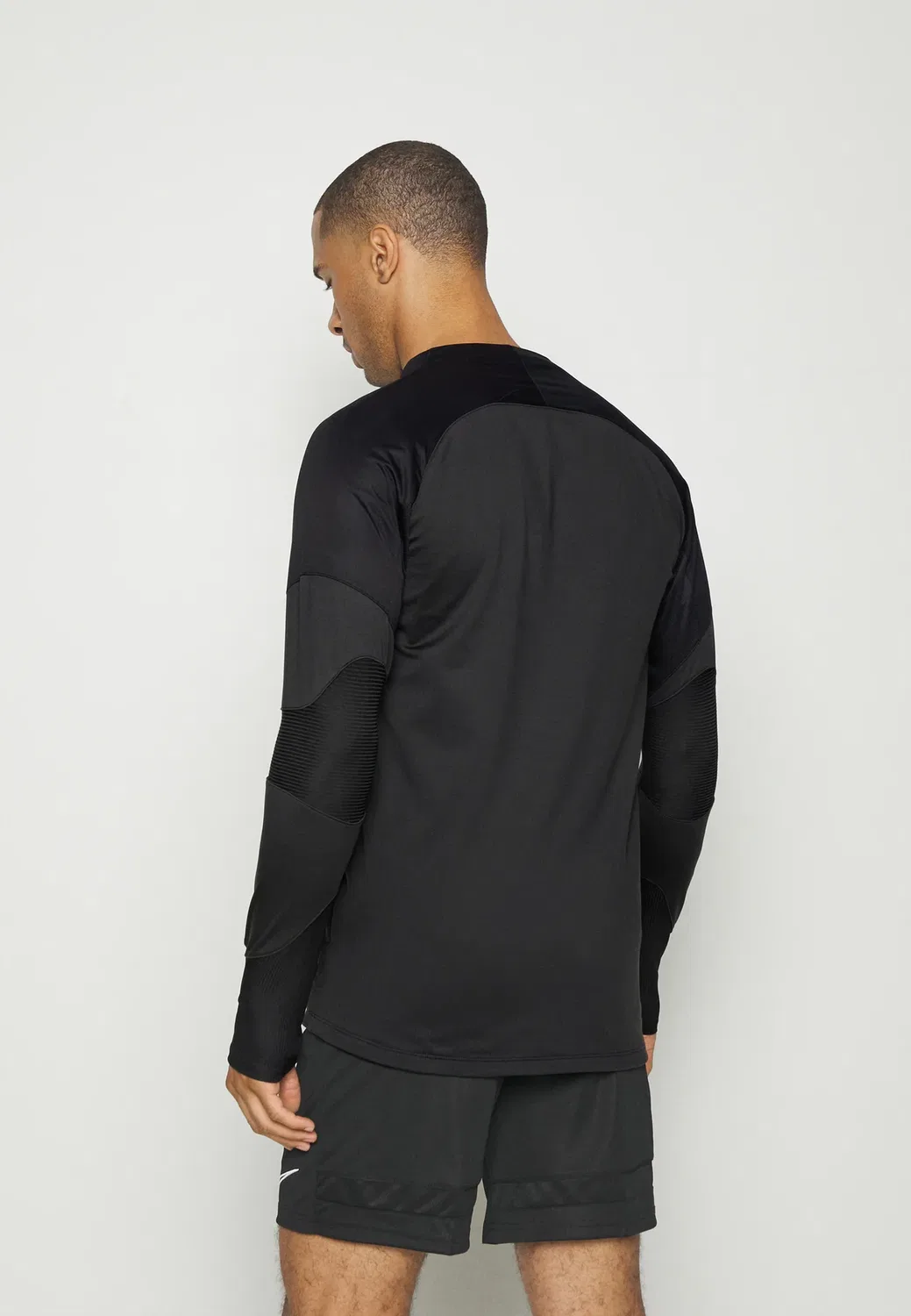 Утепленная зимняя тренировочная футболка Strike с длинными рукавами Nike Performance, Black/Silver — фото 3