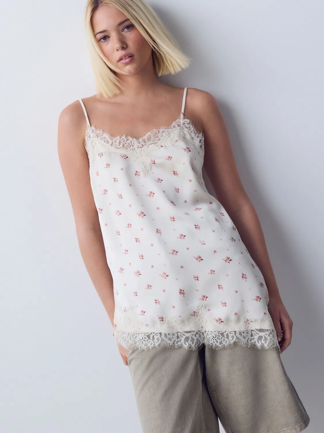 Топ на бретелях с асимметричным подолом и кружевом, Ecru Ditsy Floral Print Next — фото 3