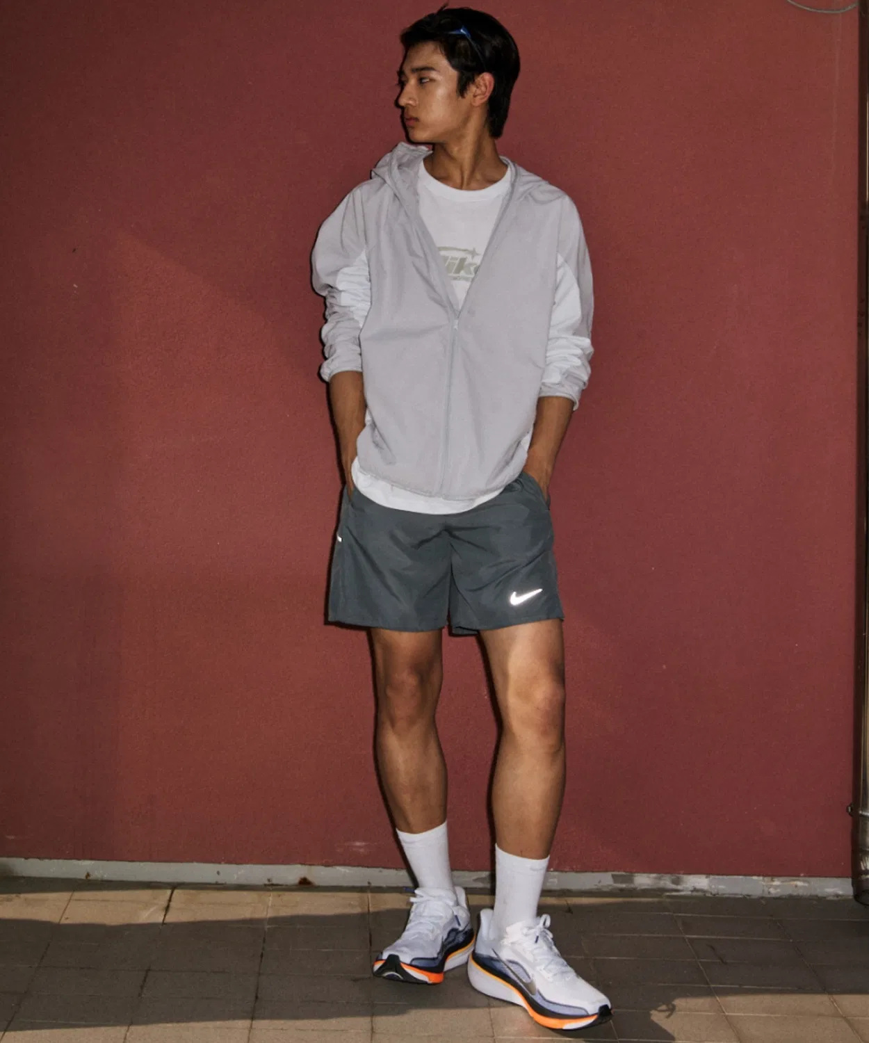 Мужская куртка-ветровка Dri-FIT с длинным рукавомNike Tech Helios, Grey Fog — фото 4