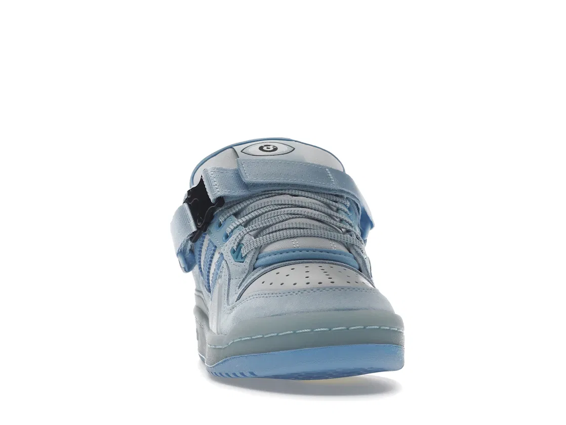 Детские кроссовки Lifestyle с дизайном Bad Bunny Adidas Forum Buckle Low, Blue Tint/Light Blue/Clear Blue — фото 2