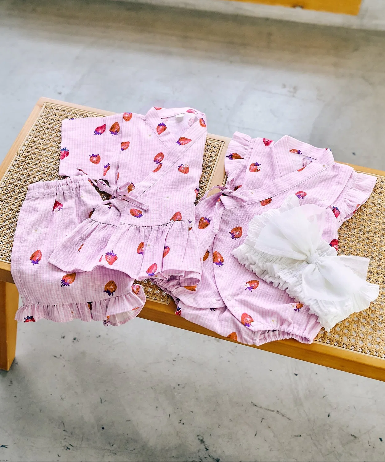 Детское кимоно-комбинезон с принтом, с поясом, модель Strawberry, apres les cours, Baby Pink — фото 4