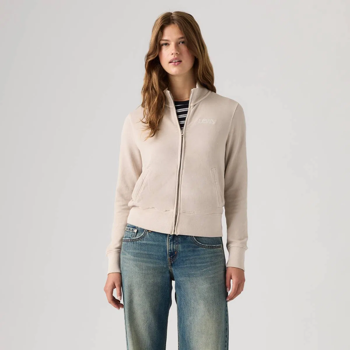 Графический крой, облегающий силуэт, молния по всей длине Levi's, Slim Fit Fleece Club Serif Chateau Gray - White — фото 3