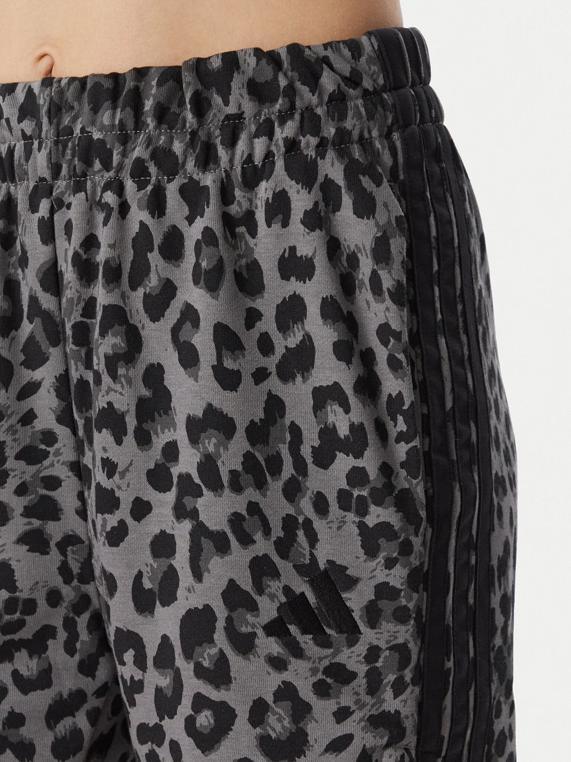 Женские спортивные шорты стандартного кроя Seasonal Essentials Animal Print Adidas, серый — фото 4