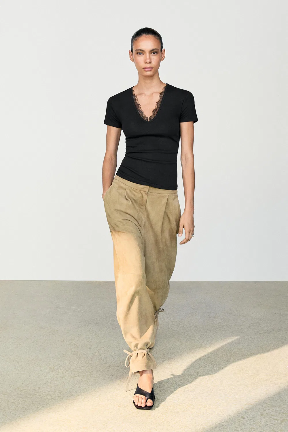 Футболка Massimo Dutti, с V-образным вырезом и кружевной отделкой, черный